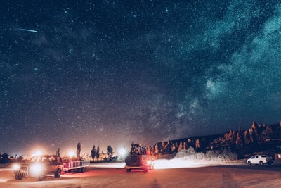 两个车辆道路附近岩层在夜间
